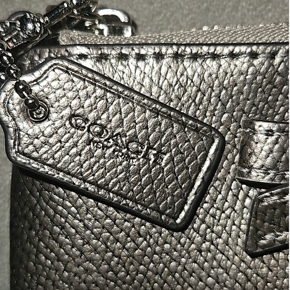COACH NWOT metallic wristlet with a bow - Picture 4 of 6